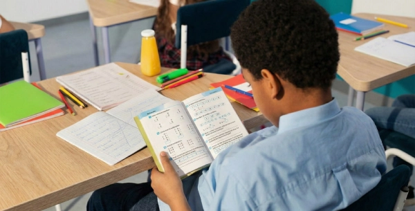 clases de regularización primaria con niño 